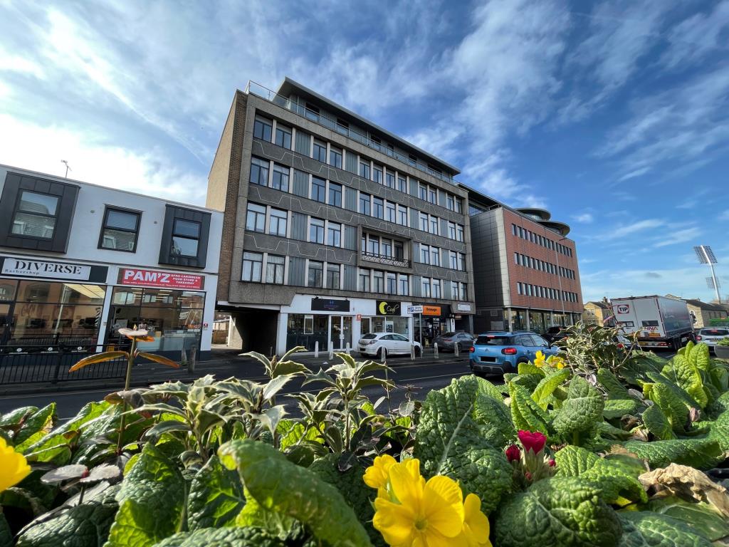 Lot: 122 - TWO-BEDROOM CITY CENTRE APARTMENT - General block of block of Parkway